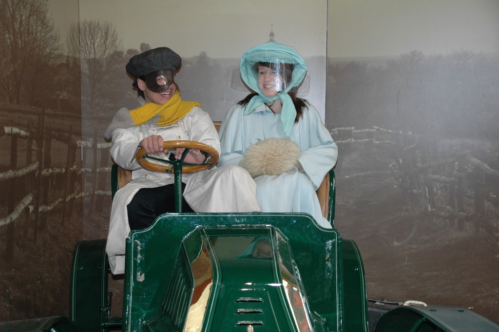 Dejan und Carina in einer anderen Zeit im Motormuseum Dejan und Carina in einer anderen Zeit im Motormuseum
