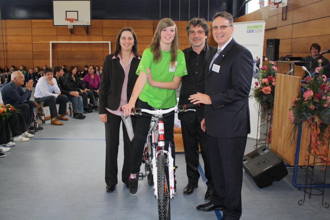 P. Leipold, Schulleitung RWS, Gewinnerin L. Maier, Herr Grab, 3. Bürgermeister, Herr Steidl, Barmer GEK
