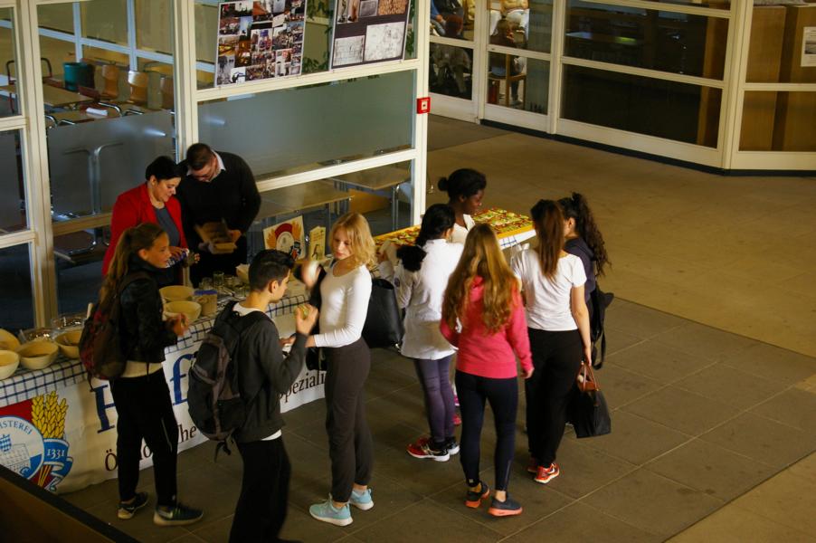 Butterherstellung am Stand der Hofpfisterei Butterherstellung am Stand der Hofpfisterei