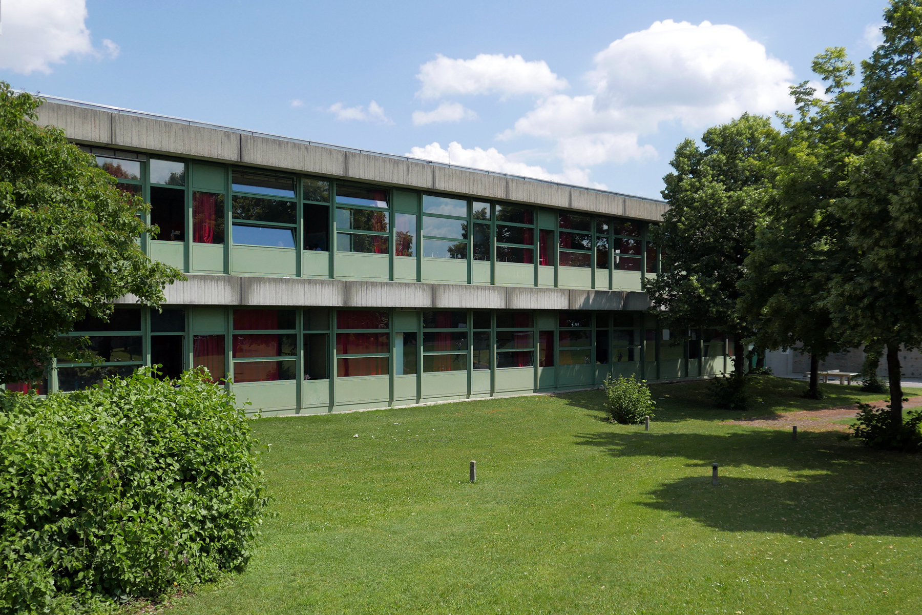 001-Schulhaus-von-Sportplatz-aus