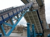 Tower Bridge hebt sich, um ein Boot passieren zu lassen